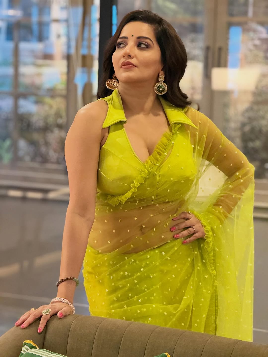 Monalisa Posing With Hands On Waist