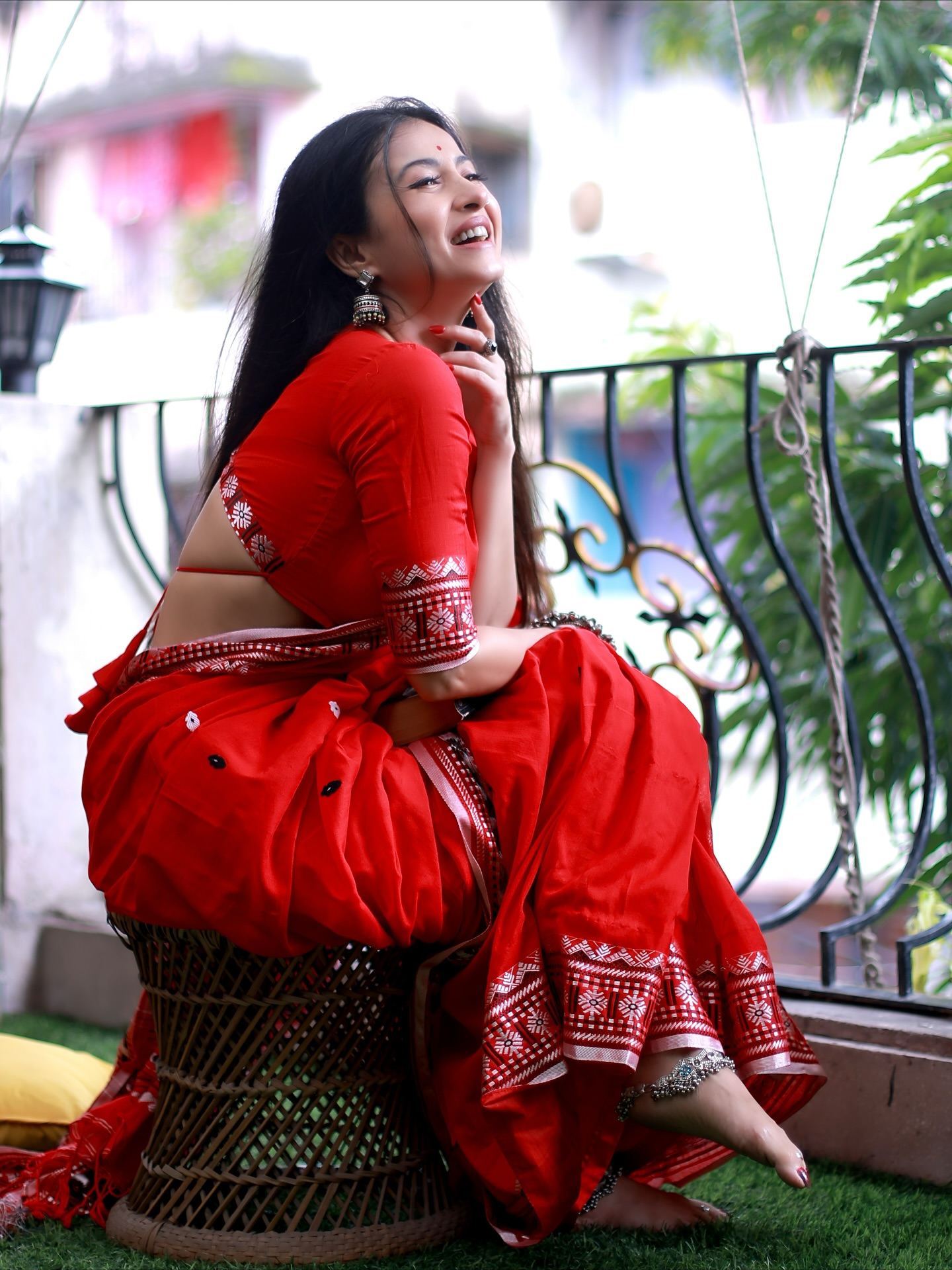 Monami Ghosh Captures Traditional Glamour