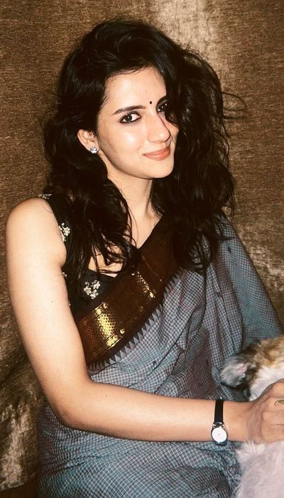 Nivaashiyni Krishnan Stuns In Moody Saree Edit