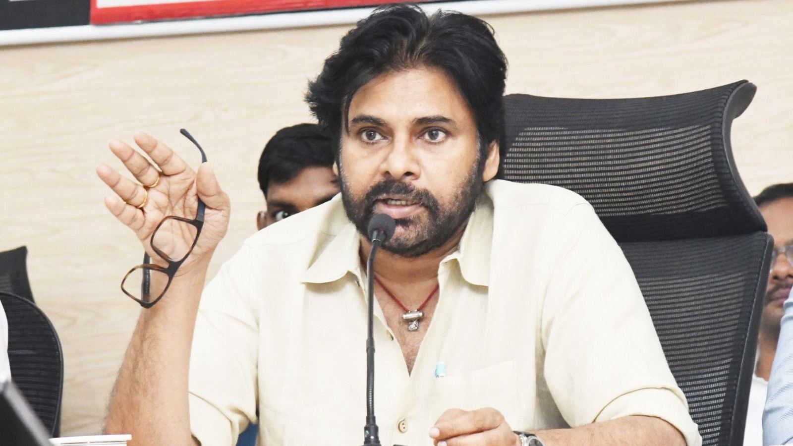 Pawan Kalyan in Kakinada meeting fishermen