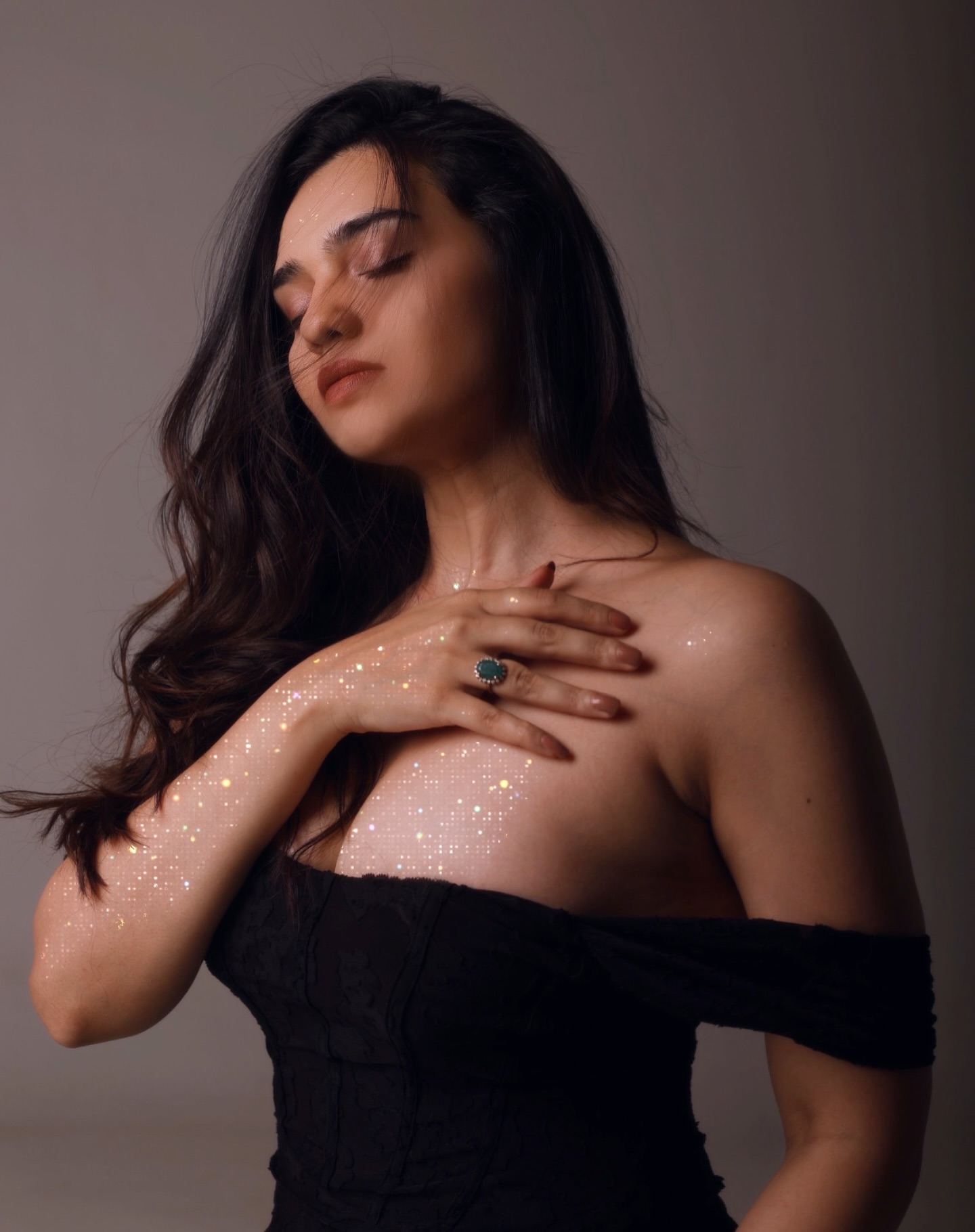 Purvi Mundada Stuns In Glam Black Look With Glitter Glow