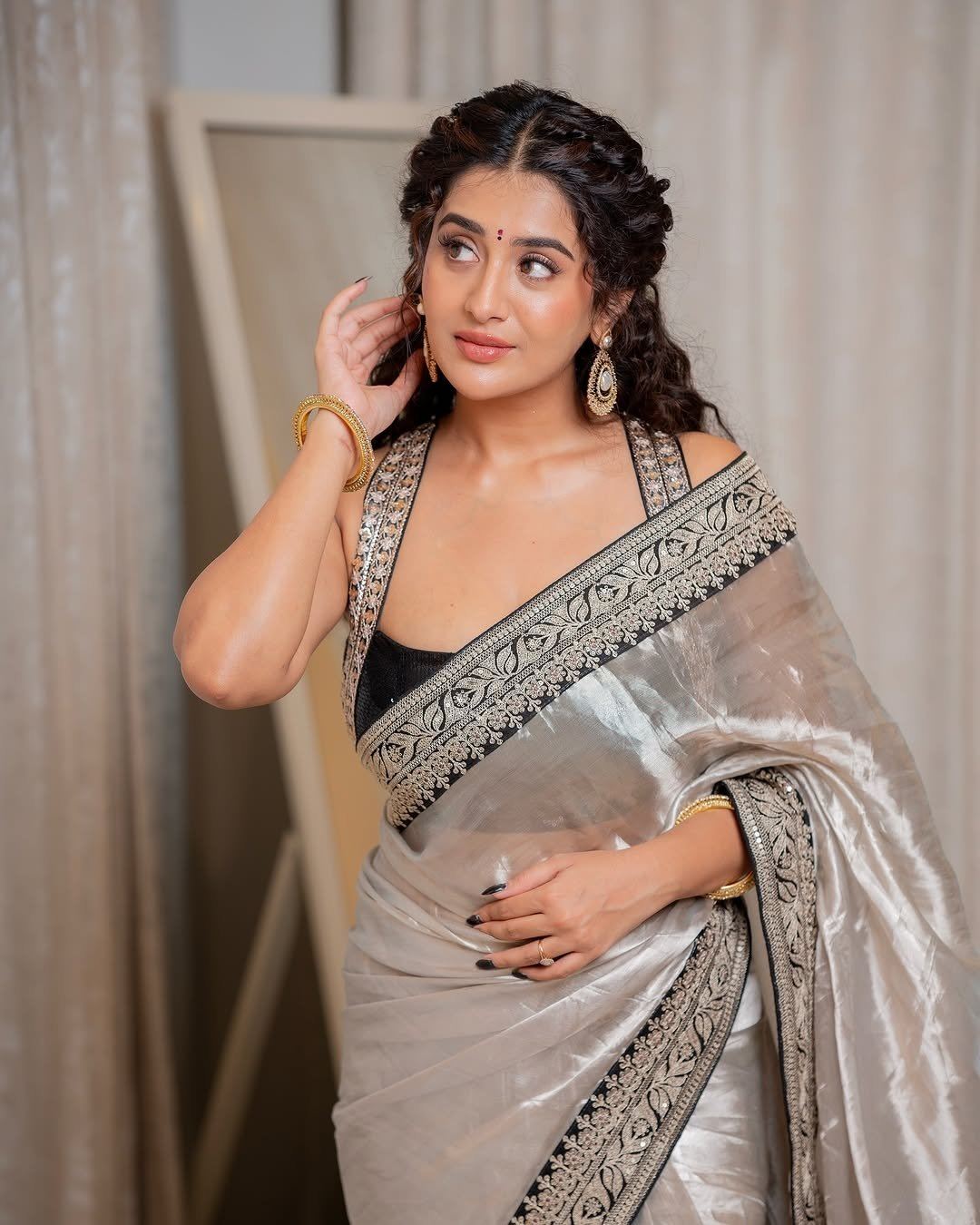 Rashi Singh Bold Glam In Silver Outfit