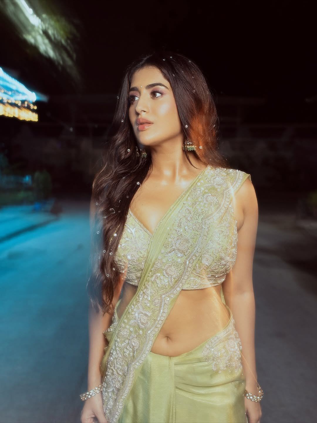 Rashi Singh’s Saree Glow Turns Up The Heat