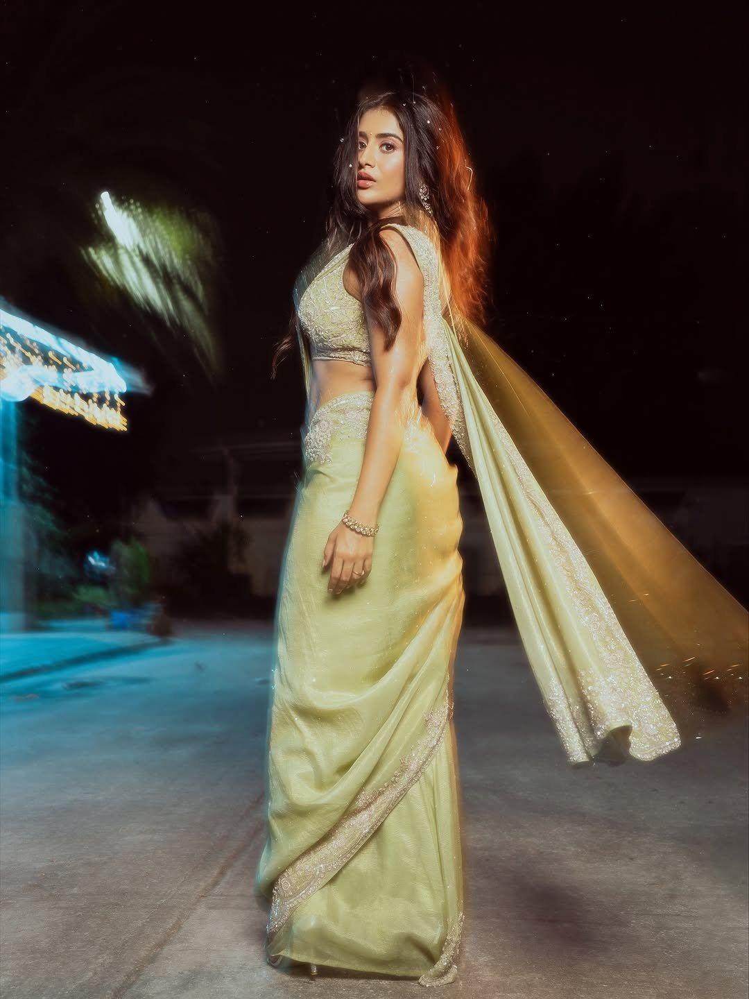 Rashi Singh Flaunts Her Elegant Saree Look