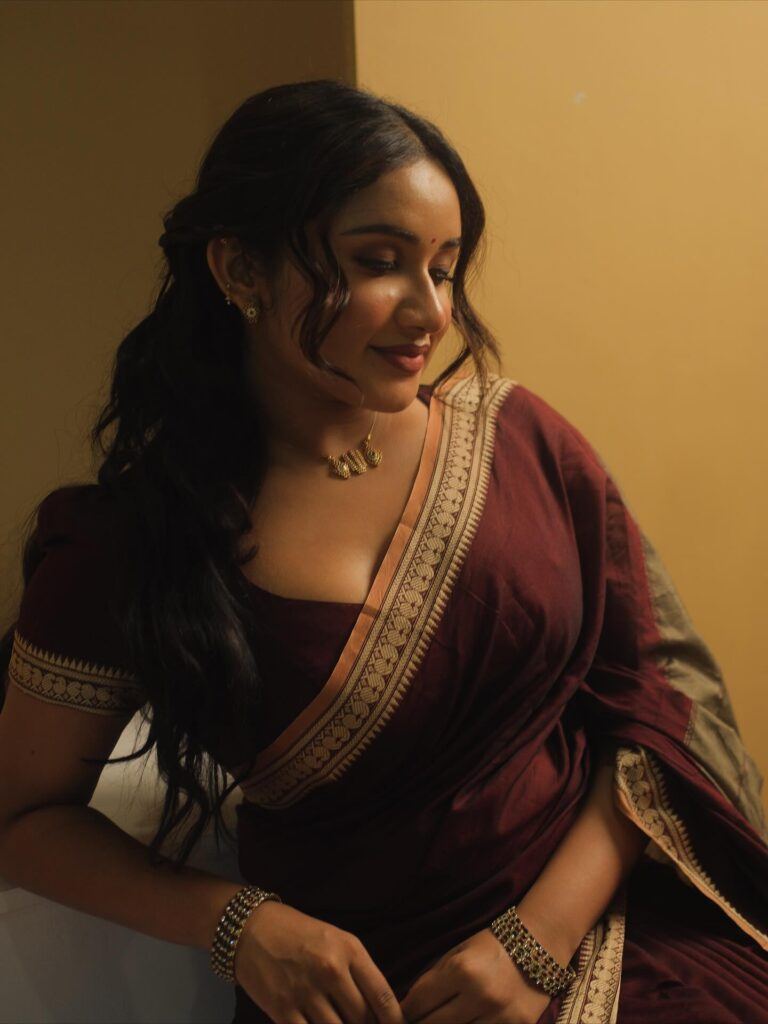 Raveena Daha Dazzles In Maroon Saree