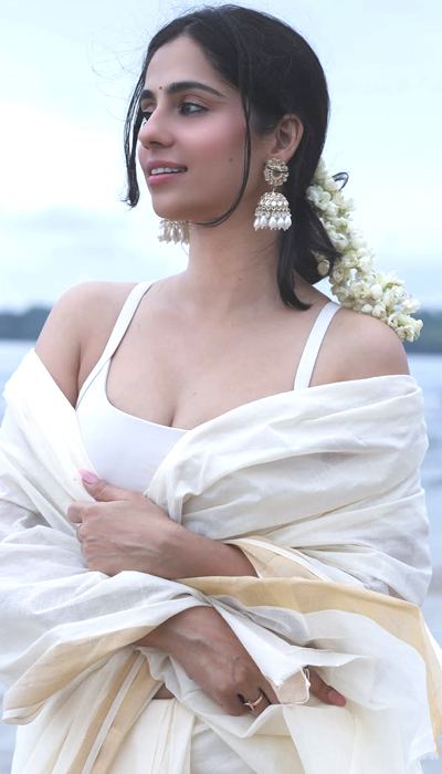 Rose Sardana Smiling In Seaside Saree Shoot