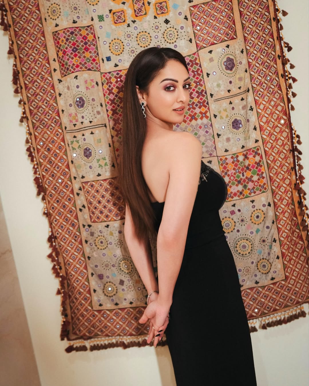 Sandeepa Dhar Flaunts Bold Black Glam Style