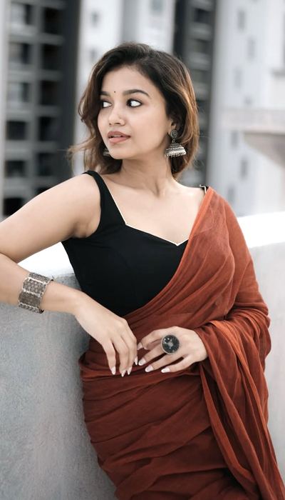 Sanjana Tiwari Rocks Minimal Saree Glamour