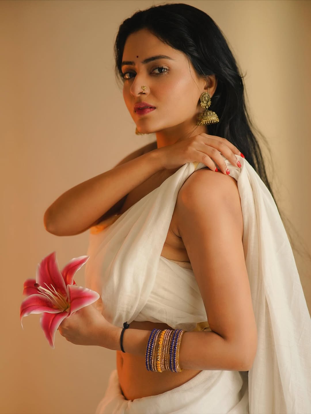 Sanya Thakurrr Radiates Desi Glamour