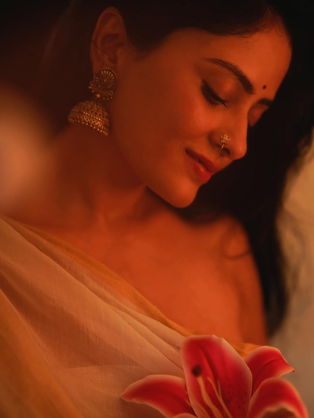 Sanya Thakurrr Smiling In Ethnic White Saree