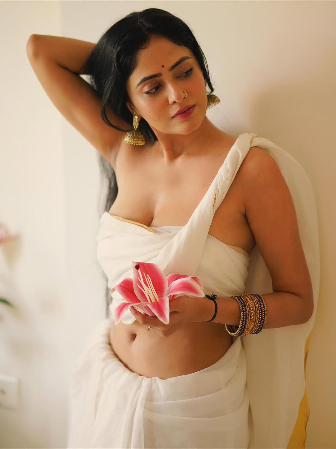 Sanya Thakurrr Flaunts Graceful Saree Pose
