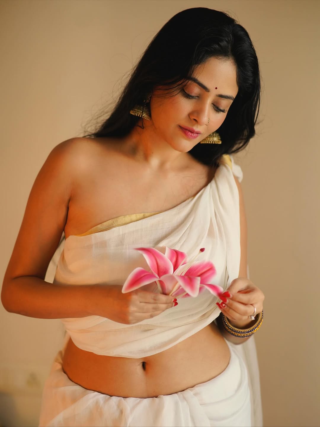 Sanya Thakurrr Exudes Calm Desi Confidence