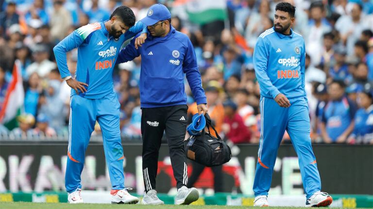 Shreyas Iyer injured during IND vs AUS match