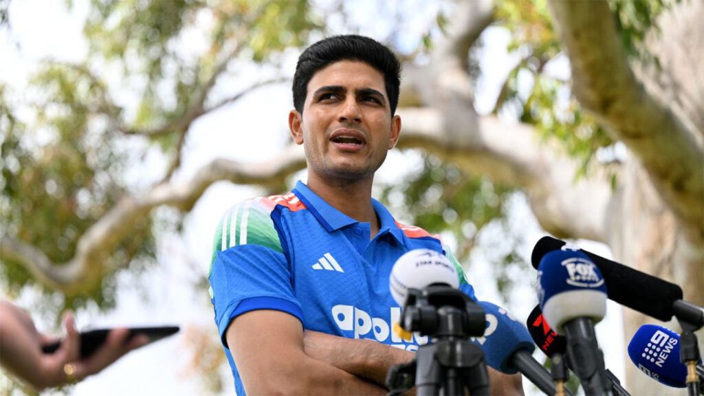 Shubman Gill and Rohit Sharma on field