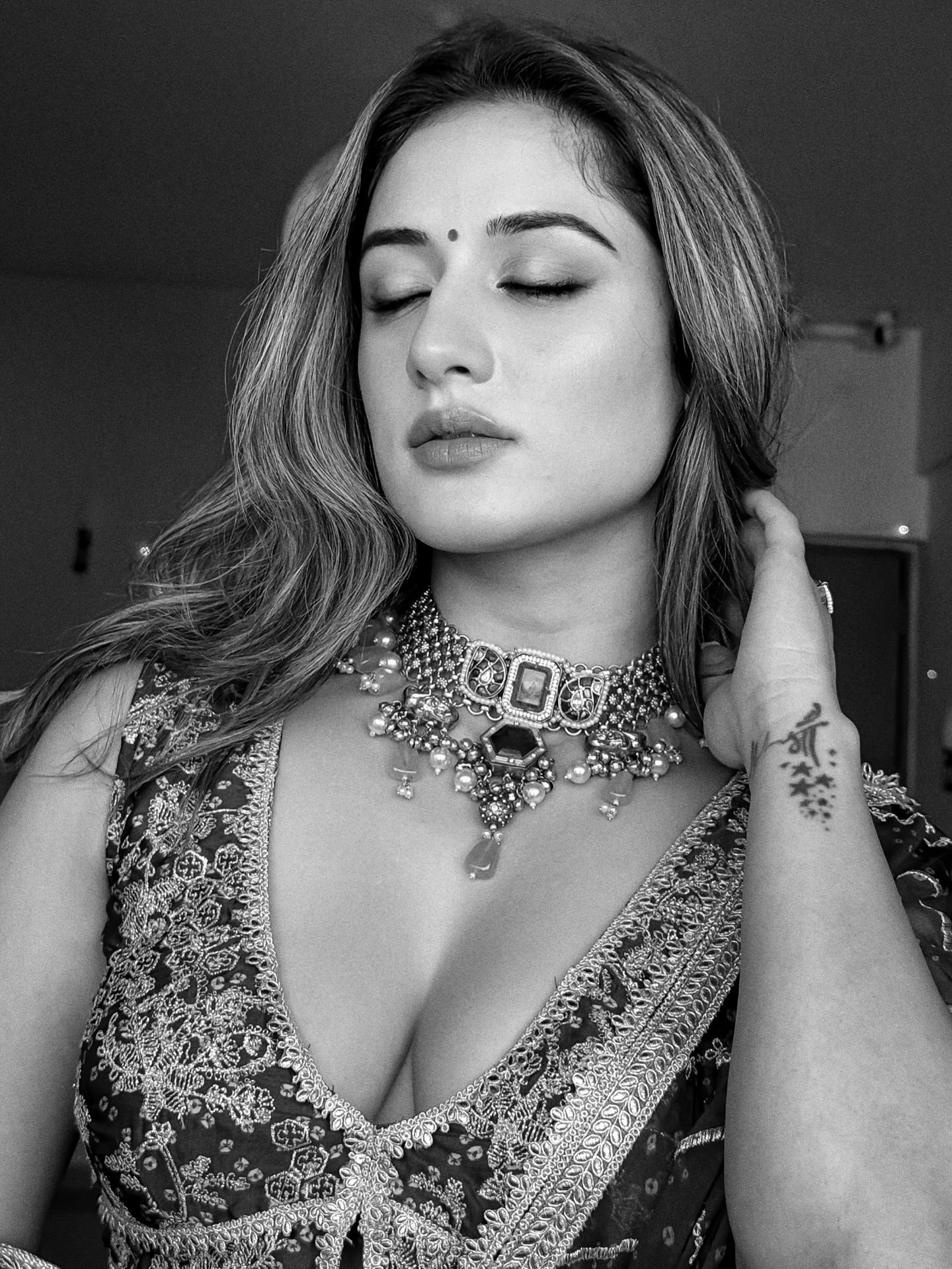 Uditi Singh Flaunts Her Ethnic Glam Look