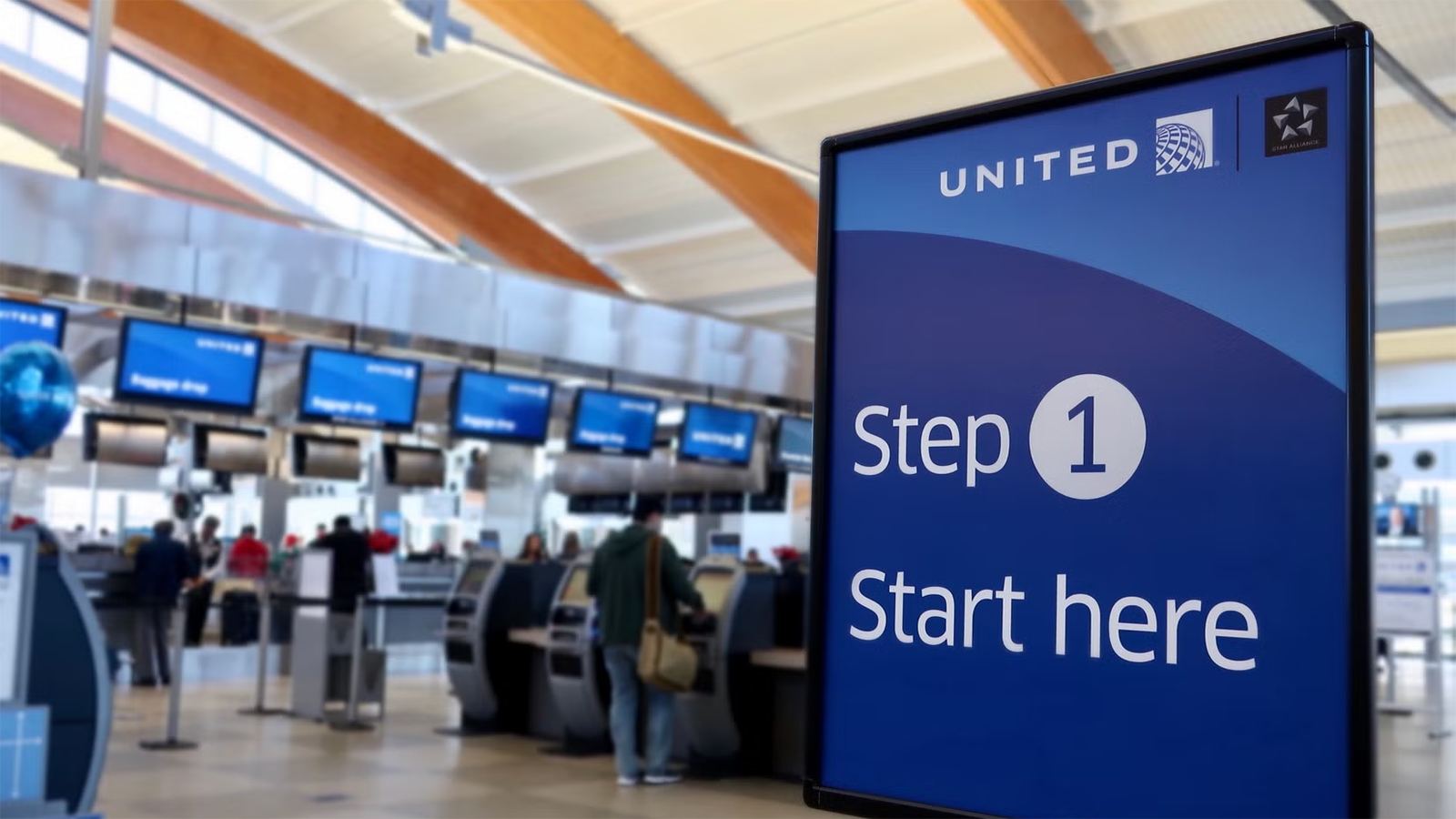 United Airlines baggage screening trial with CBP