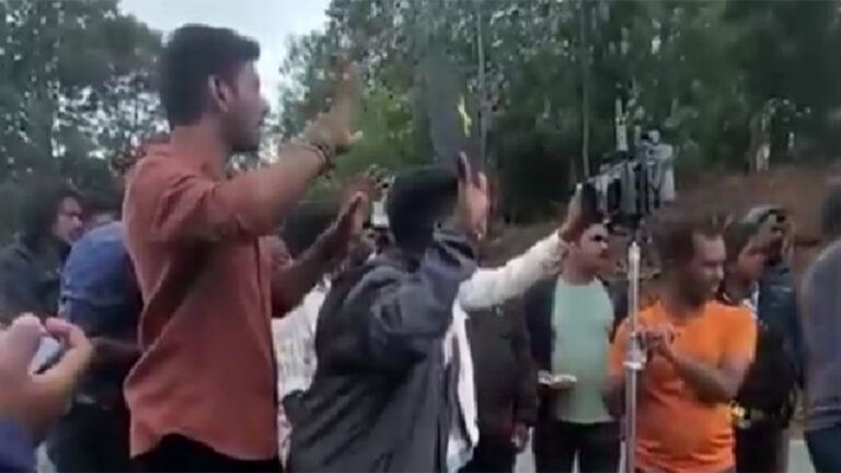 Vishal directing Magudam behind the scenes