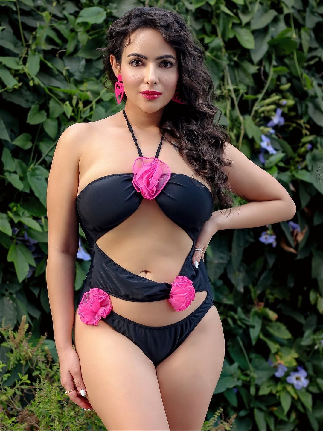 Aanchal Munjal Flaunts Curves In Style