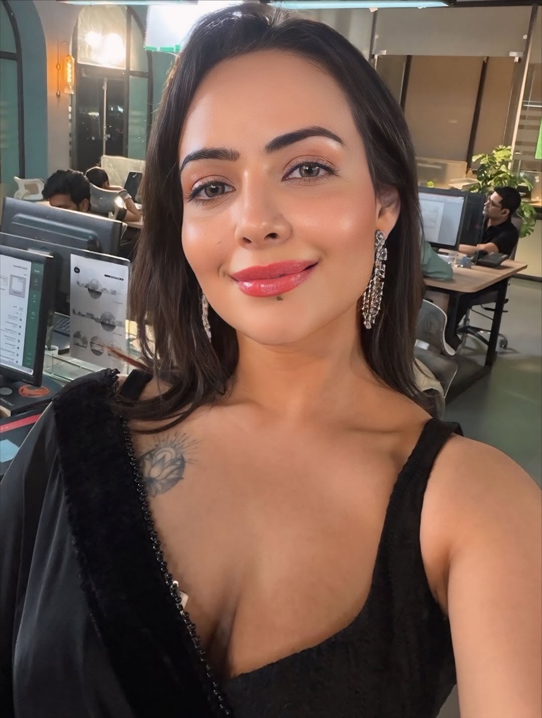 Aanchal Munjal's Stylish Red Saree Mirror Selfie