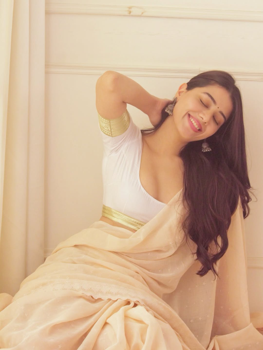 Aarti Chikara's Candid Smile In A Saree