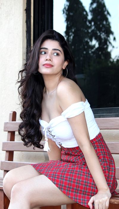 The White Lace-Up Crop Top Look Is Stunning