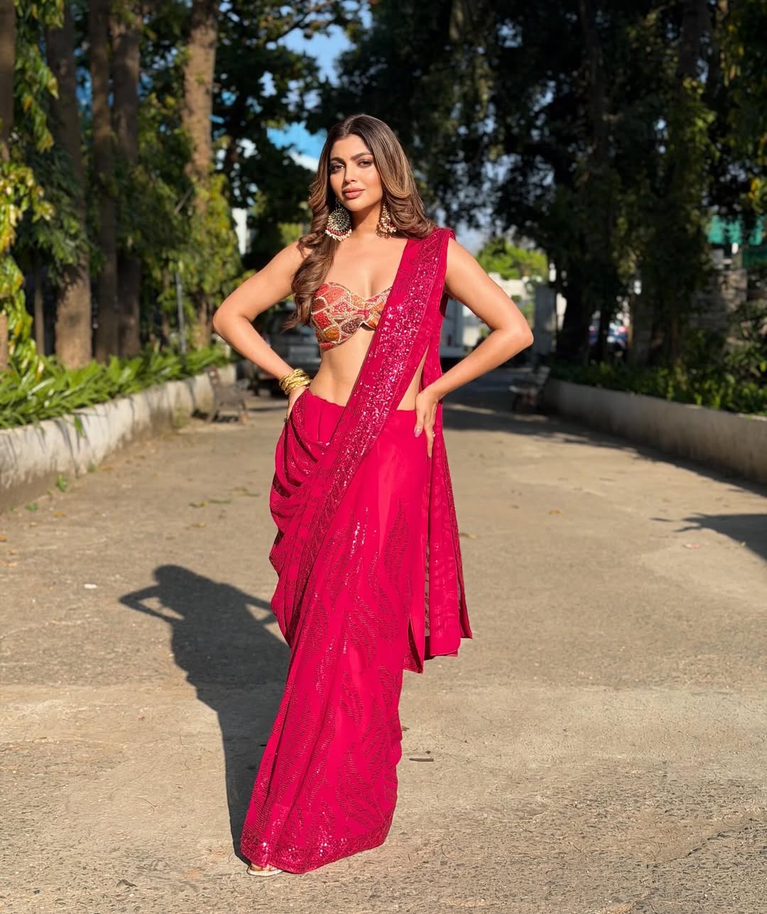 Akanksha Puri Flaunts Toned Abs In A Saree