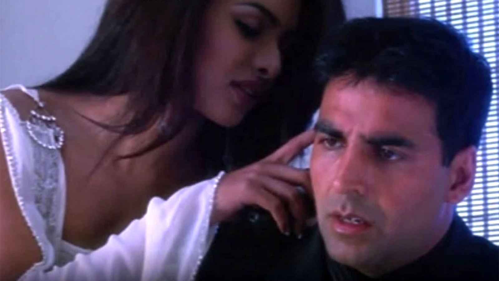 Aitraaz still of Akshay and Priyanka