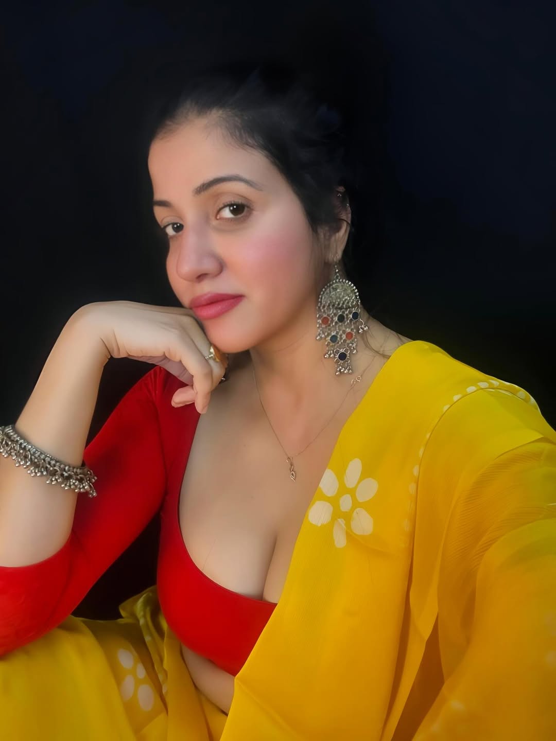 Archana Singh Rajput Flaunts Cleavage In Red Blouse