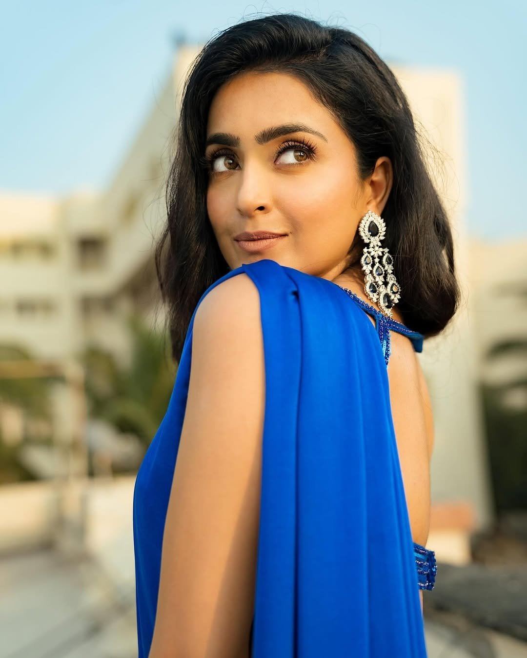 Avantika's Alluring Pose Over Her Shoulder