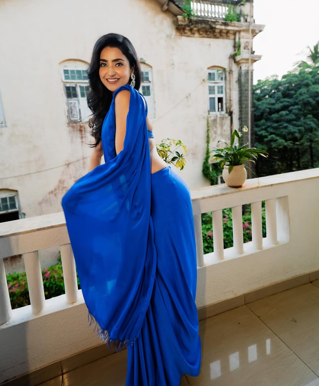 Avantika's Stunning Back Pose In Modern Saree