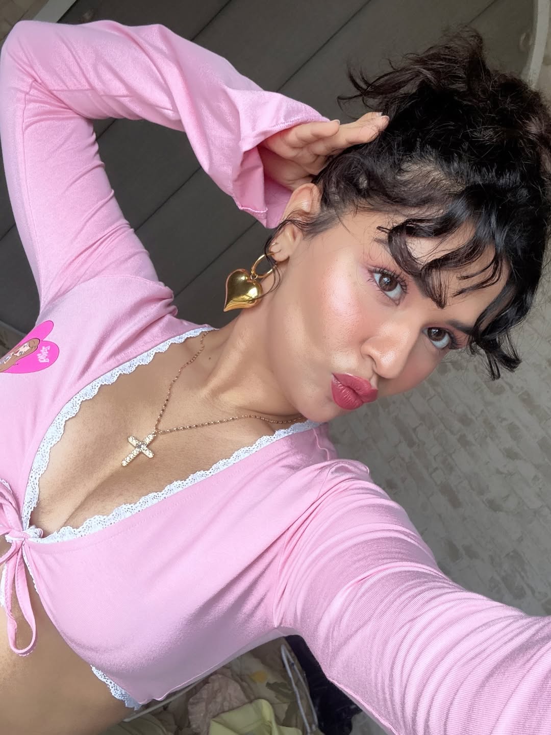Avneet Kaur's Messy Curly Bun And Pink Top