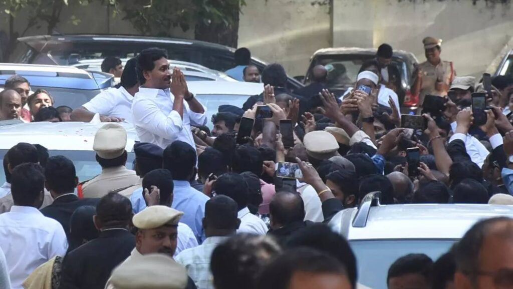 Crowds following Jagan at Nampally Court