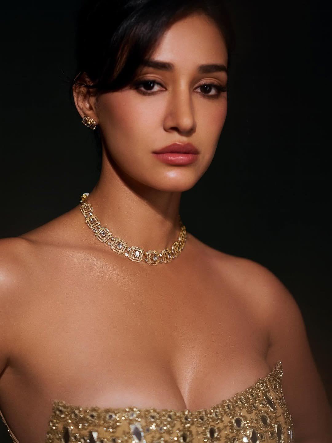 Disha Patani's Sizzling Look In Mirror Work
