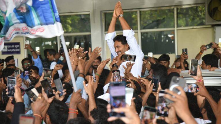 Jagan Mohan Reddy arriving at court