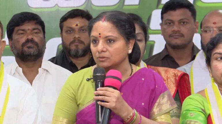 Kavitha during Janam Baata padayatra in Khammam