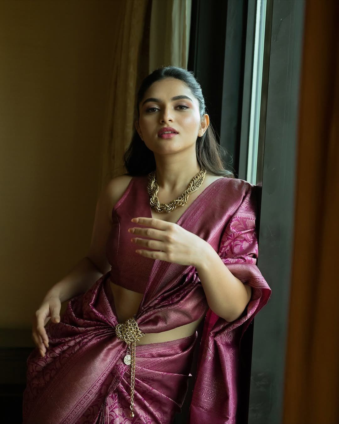 Kayadu Lohar Closeup Glow With Gold Chain Style