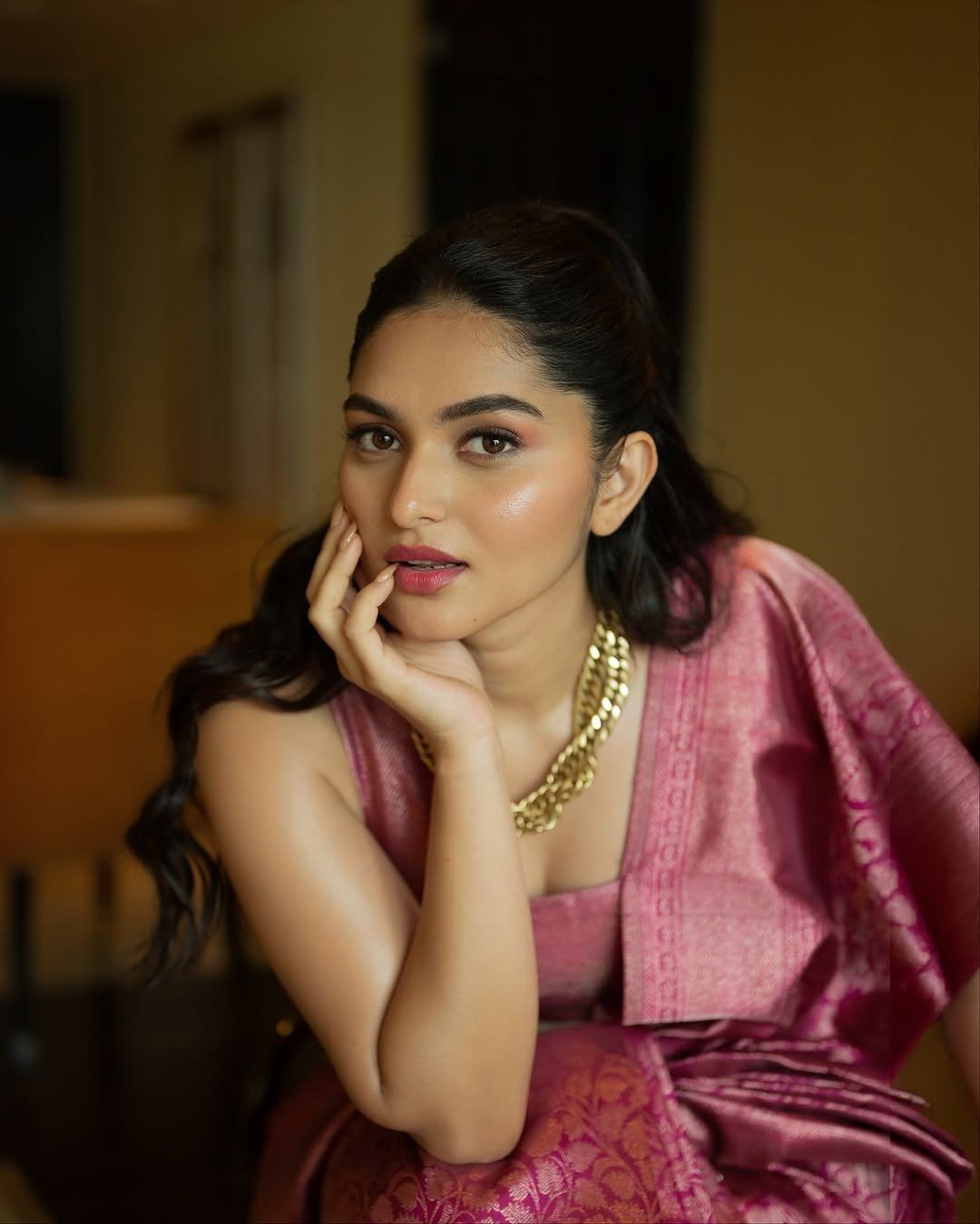 Kayadu Lohar Posing Bold In Elegant Pink Saree Look