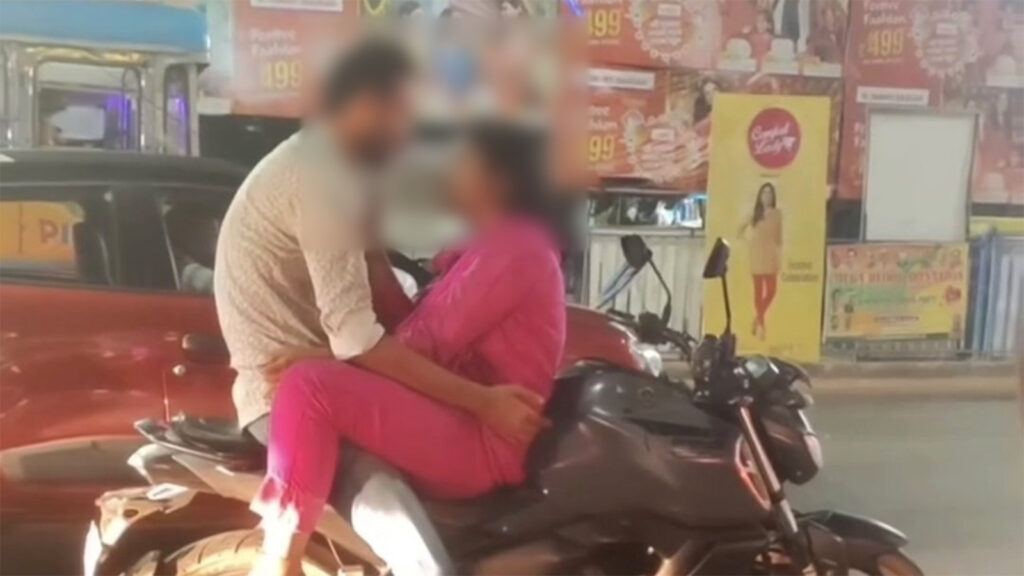 Kolkata viral bike love video scene