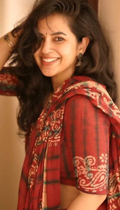 Komalee Prasad's Playful And Bold Saree Poses