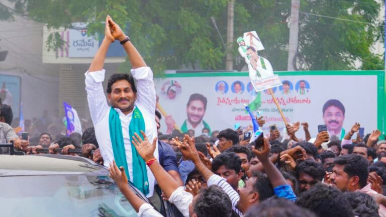Leader greeted by supporters during CBI court appearance