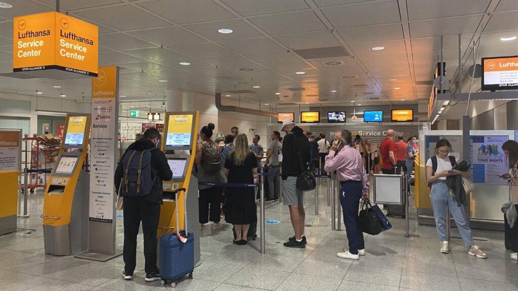 Lufthansa refund delay customer issue