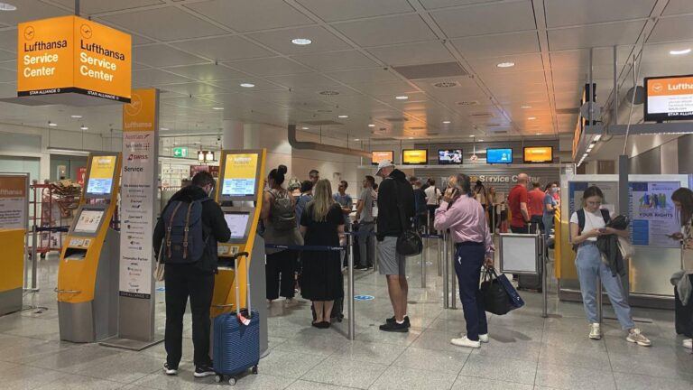 Lufthansa refund delay customer issue