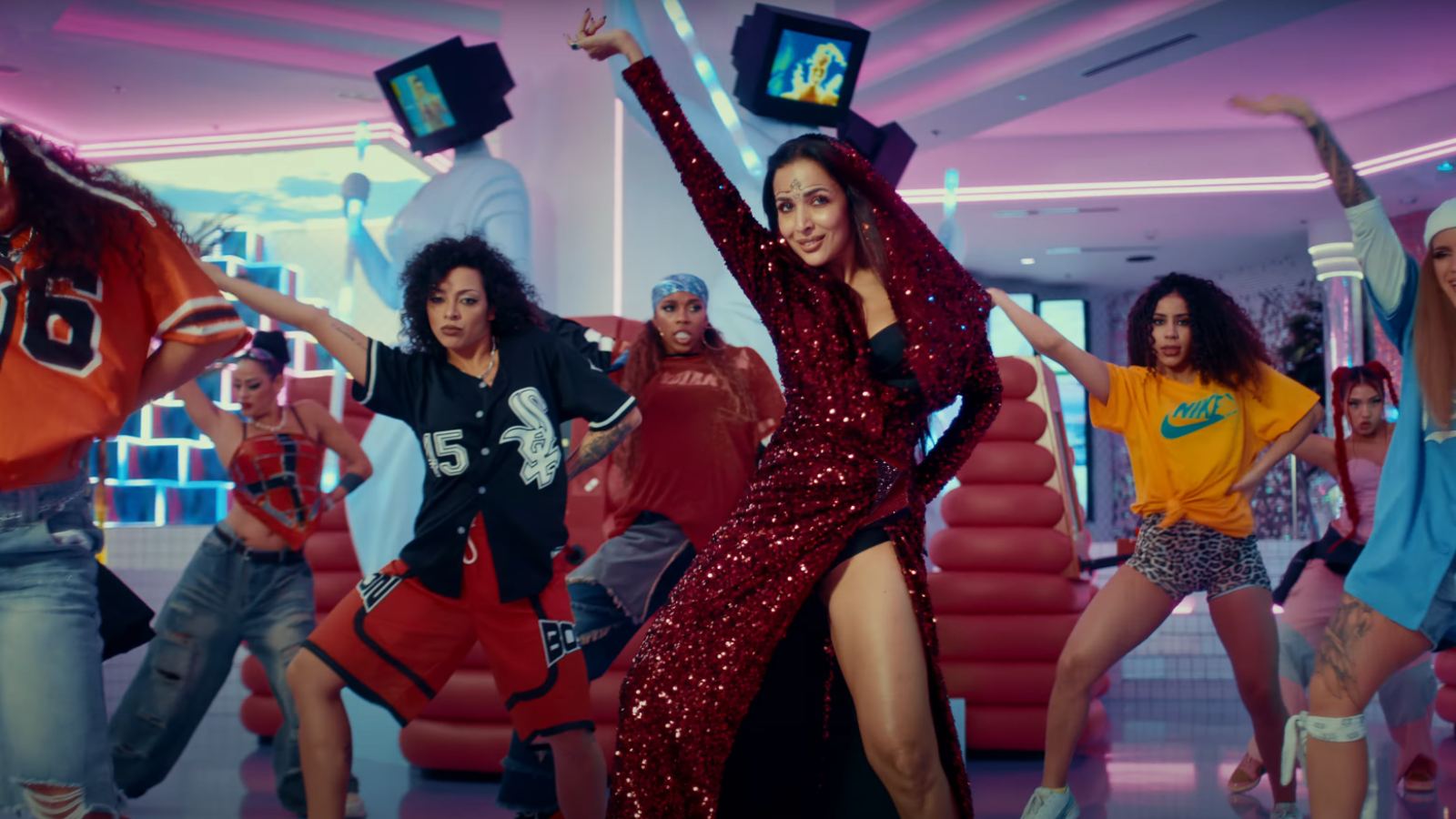 Malaika Arora trolled for Chillgum dance