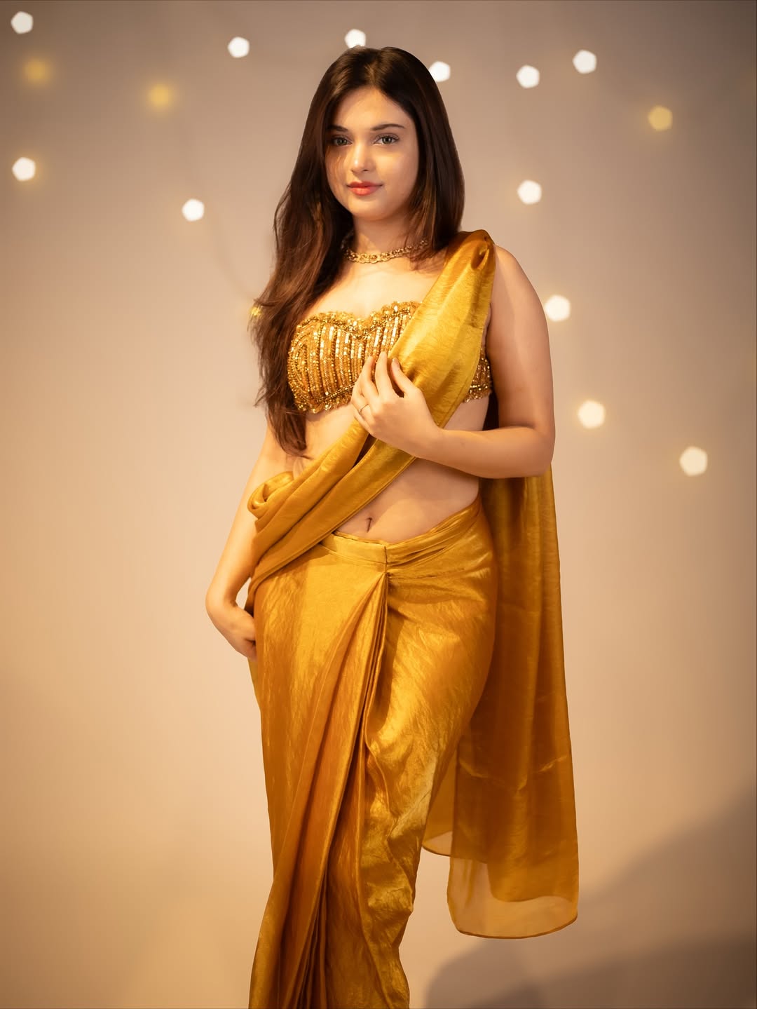 Mihika Mishra Flaunts Toned Midriff And Navel