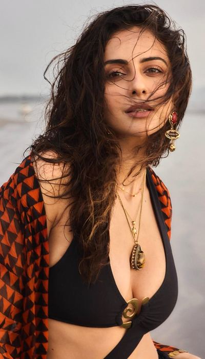 The Actress Flaunts Her Toned Navel In Black