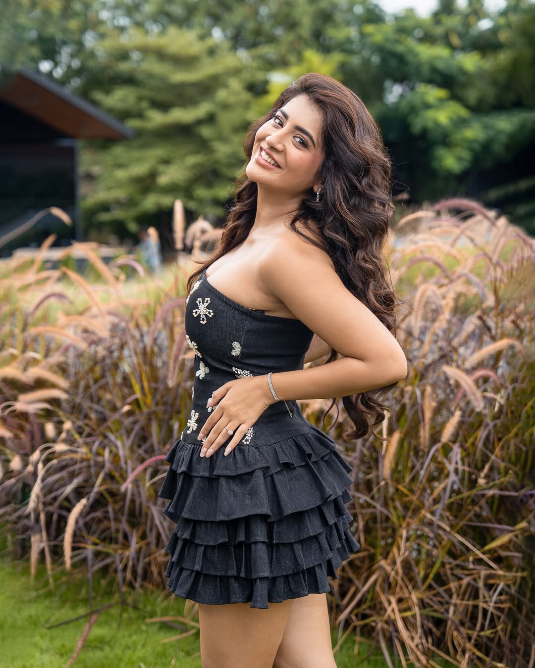 Rashi Singh Looks Hot In Trendy Floral Style Pic