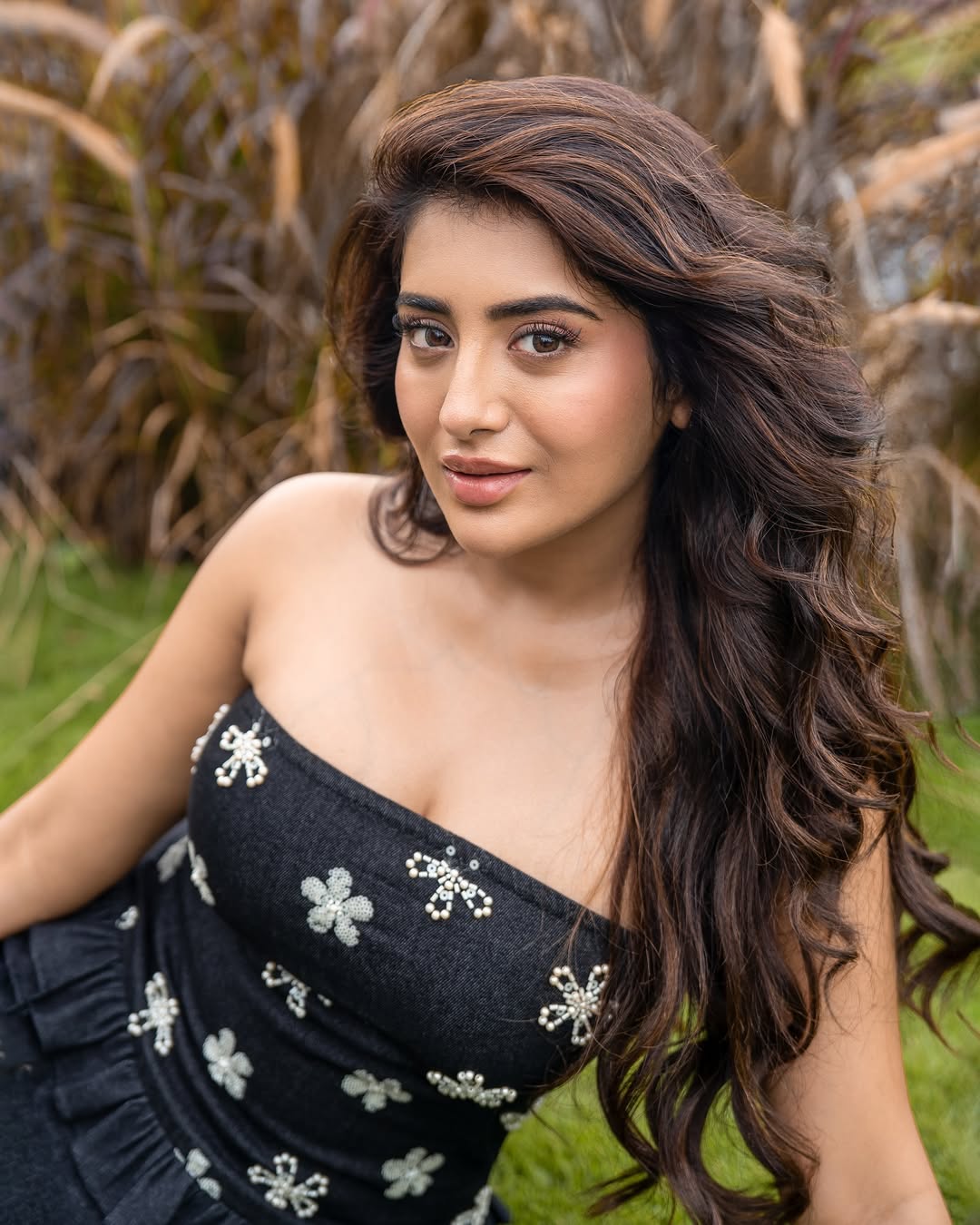 Rashi Singh Shows Off Curves In Strapless Outfit