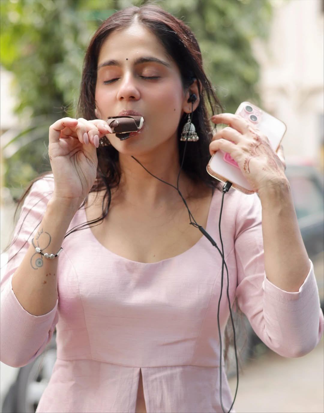 Rose Sardana Eating Ice Cream In Pink Kurta Look