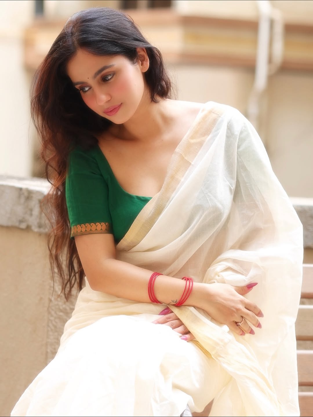 Rose Sardana's Elegant Look In A White Saree