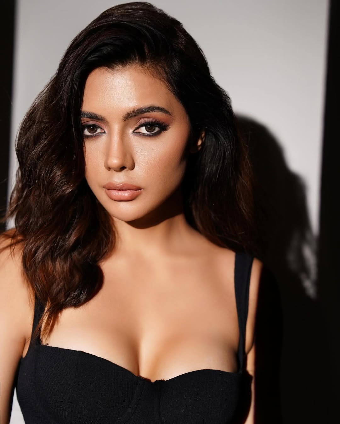 Ruhi Singh Flaunts Her Curves In Black Trousers